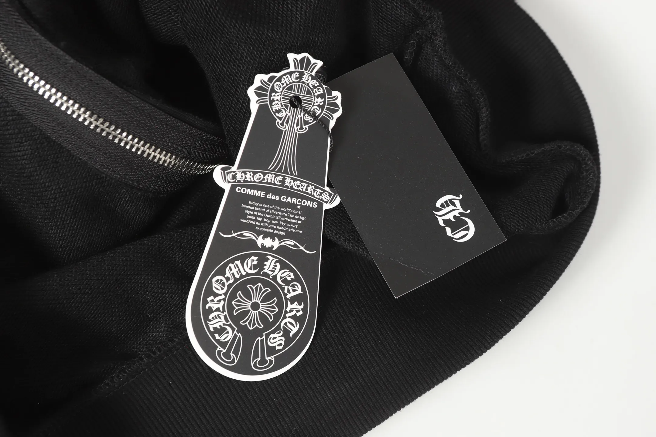 Q8—P230 -Chrome Hearts/Chrome Hearts printed zipper sweatshirt cardigan jacket -420 grams of high-density, high-quality wool, soft, delicate and skin-friendly, soft and silky to the touch, warm and skin-friendly -The hardware zipper accessories are all customized and full of details -Colour: black white -Size: S M L XL